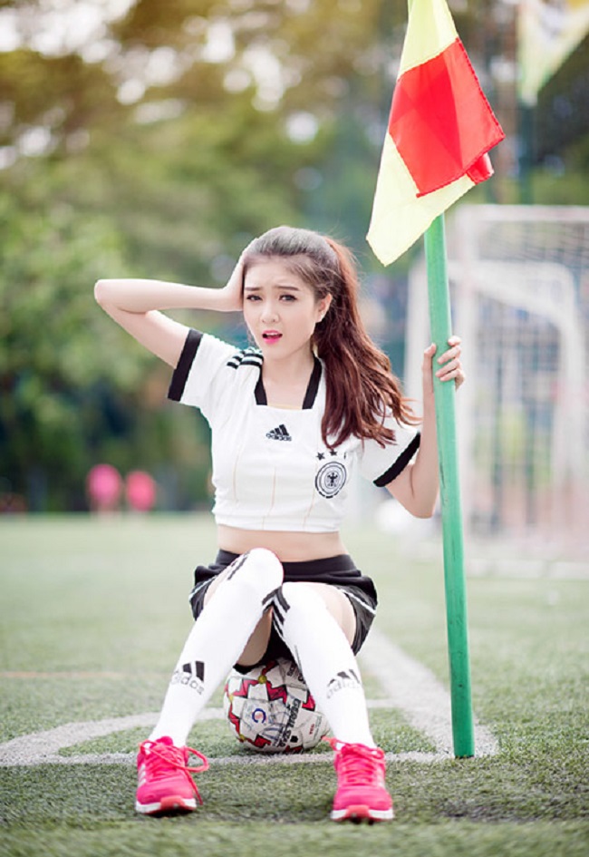 Người đẹp xuất hiện trước ống kính rất tự nhiên với gương mặt đáng yêu, ngây thơ. 