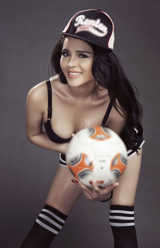 Trong mùa World Cup 2014, Hoa khôi Thể thao Lại Hương Thảo khiến người hâm mộ phải "lóa mắt" vì những bức ảnh hút hồn bên trái bóng tròn ngay trước thềm khai mạc. 