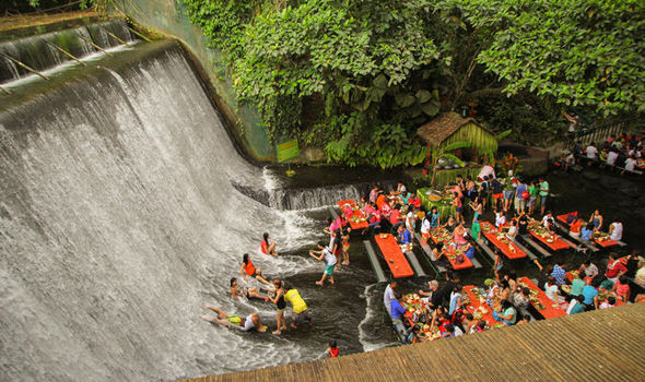 Nhà hàng nằm ngay dưới thác nước đổ ở Philippines - 1