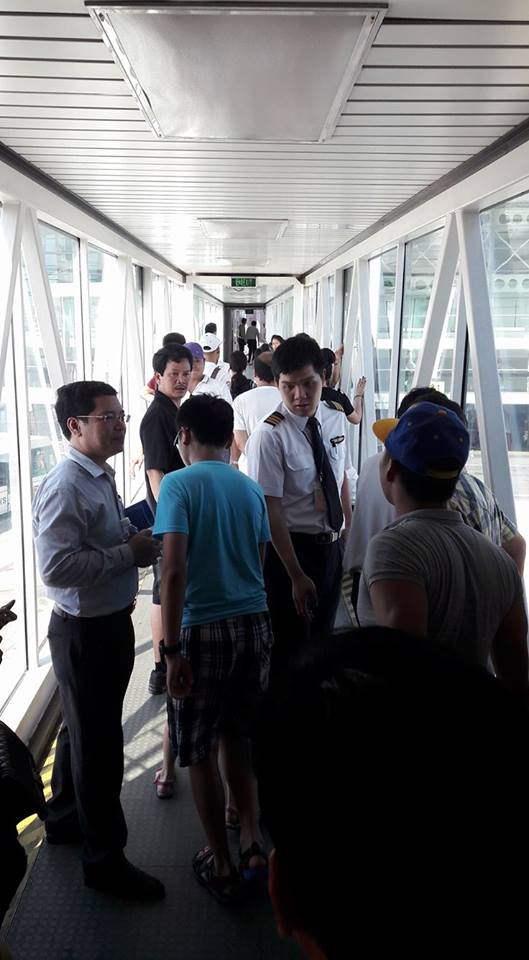 Máy bay hỏng điều hòa, hành khách “vật vã” quạt tay - 3