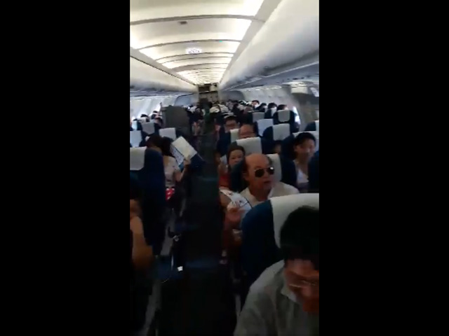 Máy bay hỏng điều hòa, hành khách “vật vã” quạt tay - 2