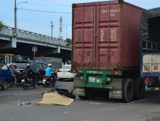 Xe container cán chết cô gái ở vòng xoay "tử thần" - 1