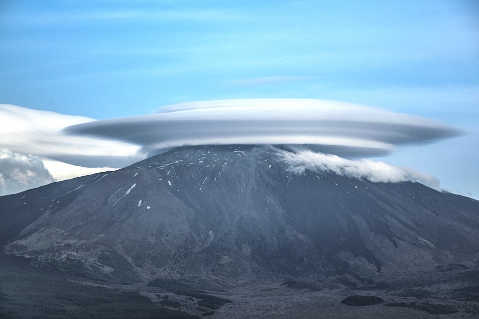 Đám mây hình đĩa bay khổng lồ trên đỉnh núi ở Italia - 1