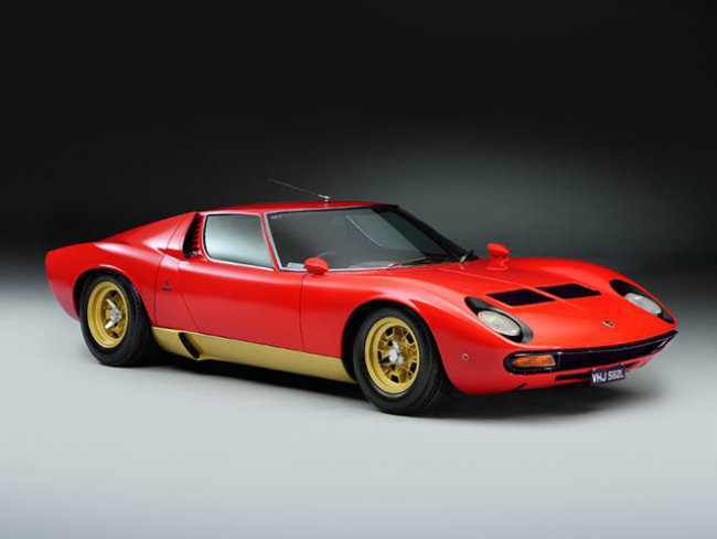Để kỷ niệm 50 năm ngày phiên bản đặc biệt này được thiết kế, hãng xe xứ sở rượu vang Lamborghini đã sản xuất phiên bản Miura dựa trên mẫu Aventador mạ vàng. Ảnh Miura cách đây 50 năm.