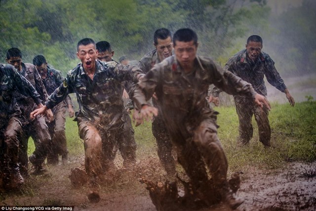 Ảnh: Lính chống khủng bố TQ lăn lộn trong sình lầy - 5