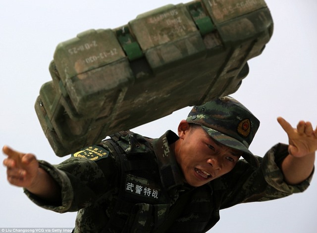 Ảnh: Lính chống khủng bố TQ lăn lộn trong sình lầy - 6