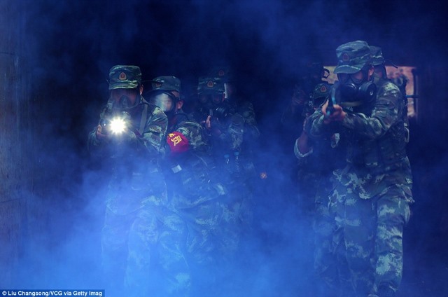 Ảnh: Lính chống khủng bố TQ lăn lộn trong sình lầy - 7