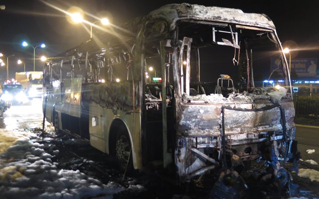 Xe khách 45 chỗ bất ngờ bốc cháy dữ dội trên quốc lộ - 1