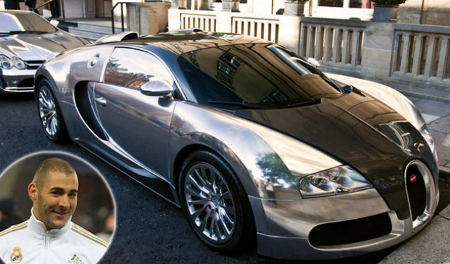Chrom Buggati Veyron giá 2,3 triệu USD của Karim Benzema. Chiếc xe này thực sự được các thợ lành nghề chế tác và là biểu tượng của sự thành công. Có lẽ vì thế chân sút Benzema đã quyết định tậu về một chiếc. Vẻ ngoại và nội thất của xe đẹp không tì vết. Thậm chí chiếc Bugatti Veyron mà Benzema sở hữu còn đắt hơn chiếc xe cùng loại của Eto.