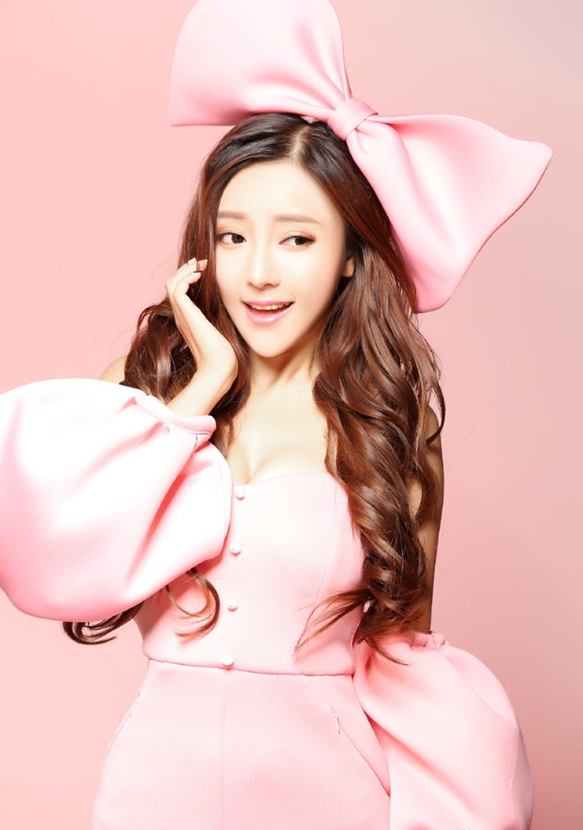 Hinh Dao còn được cư dân mạng Trung Quốc so sánh với Jessica, thành viên cũ của nhóm nhạc thần tượng nổi tiếng Hàn Quốc SNSD. 