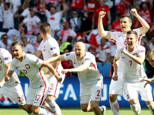 Ảnh đẹp Euro 25/6: Ronaldo "hẹn hò" Lewandowski - 4