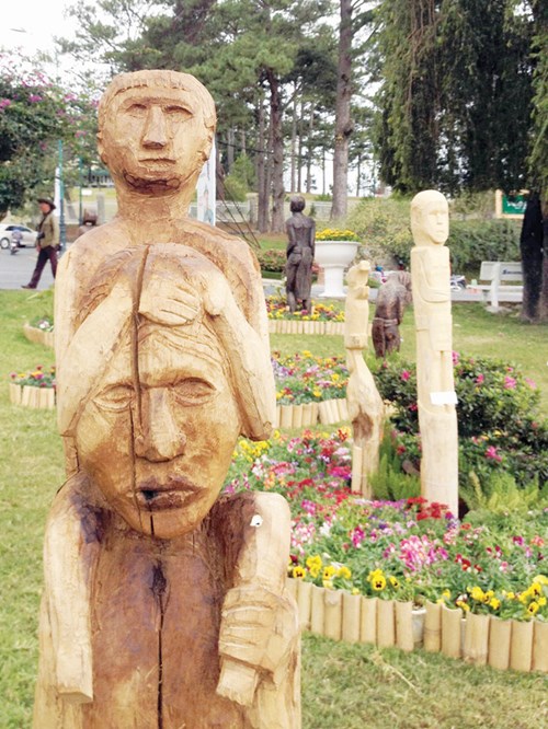 Kỳ lạ phong tục ngồi trên vai người đi trước - 2