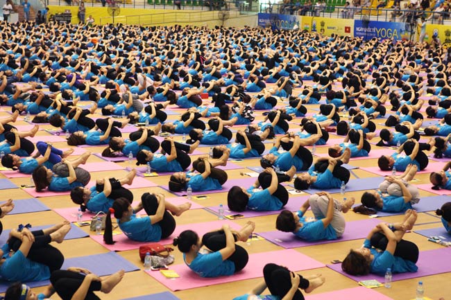 Hàng trăm người đồng diễn yoga tại Hà Nội - 9