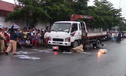 TP.HCM: Hai cô gái chết thảm dưới bánh xe tải - 1