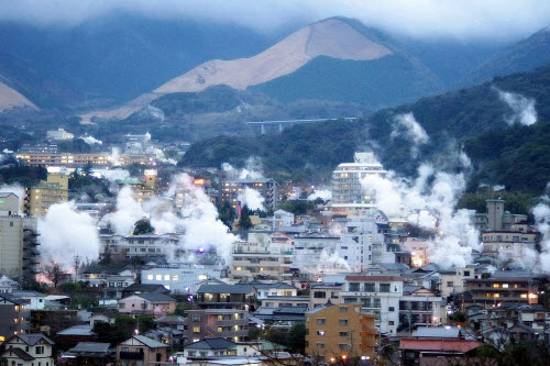 Khám phá thành phố toàn &#34;địa ngục&#34; nước nóng ở Nhật - 1