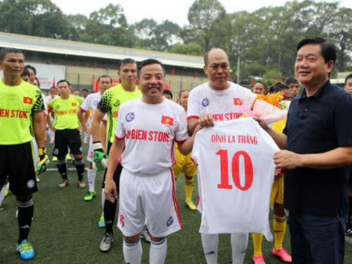 Ông Đinh La Thăng dự khán giải bóng đá từ thiện tại sân Tao Đàn - 1