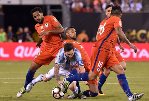 Góc ảnh: Nước mắt của Messi ngày Chile đăng quang - 1