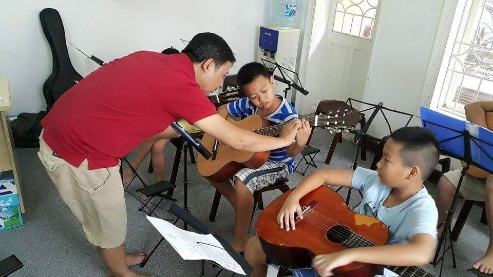 Fan xúc động với hình ảnh con trai Trần Lập học guitars - 1