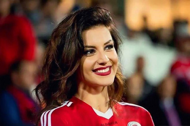 Nhan sắc của các fan nữ "hot" nhất vòng loại Euro 2016 - 1