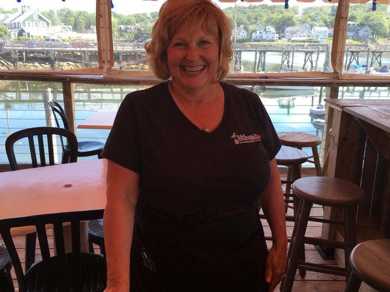 Mỹ: Vợ thống đốc bang làm bồi bàn kiếm thêm tiền - 2