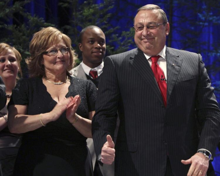 Mỹ: Vợ thống đốc bang làm bồi bàn kiếm thêm tiền - 4