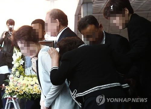 Người thân khóc nấc trong đám tang sao “Tối nay ăn gì” - 4