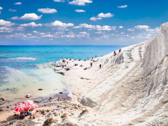 Vách đá trắng Scala dei Turchi ở Agrigento (Italia), bị xói mòn thành dạng bậc thang, cho phép du khách đi bộ xuống bãi biển phía dưới. Bạn cũng có thể nhảy xuống nước từ các vách đá cạnh đó.