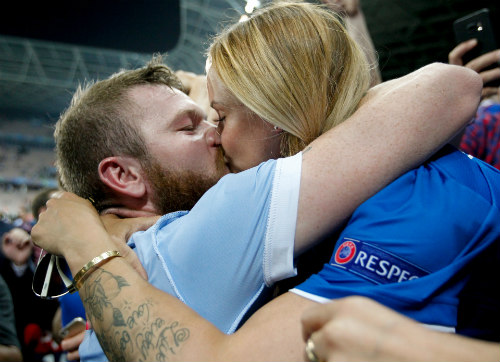 Ảnh đẹp Euro 28/6: Vũ điệu Conte và nụ hôn Iceland - 1