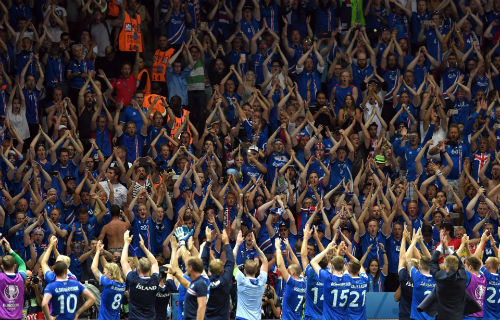 Ảnh đẹp Euro 28/6: Vũ điệu Conte và nụ hôn Iceland - 4