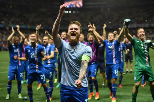 Ảnh đẹp Euro 28/6: Vũ điệu Conte và nụ hôn Iceland - 5