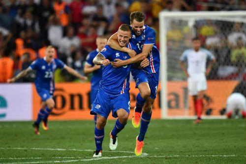 Ảnh đẹp Euro 28/6: Vũ điệu Conte và nụ hôn Iceland - 6