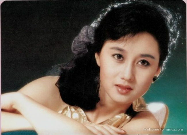 Lợi Trí sinh năm 1961 tại Thượng Hải và là con gái của một diễn viên kịch nổi tiếng Trung Quốc. 