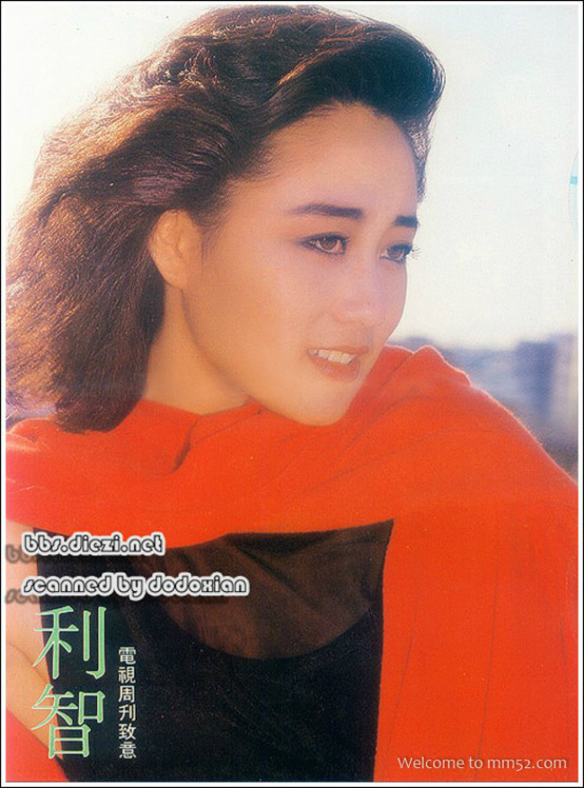 Năm 20 tuổi, cô theo cha đến Hong Kong lập nghiệp và có duyên gặp gỡ Lý Liên Kiệt trên phim trường Long tại thiên nhai (1989).
