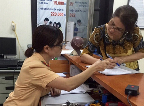 Sát ngày xử phạt, dân đổ xô đi đăng kí xe máy điện - 3