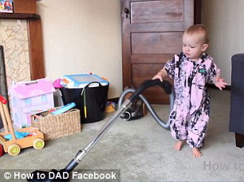 Ông bố "đào tạo" con gái 2 tuổi giỏi việc nhà - 2