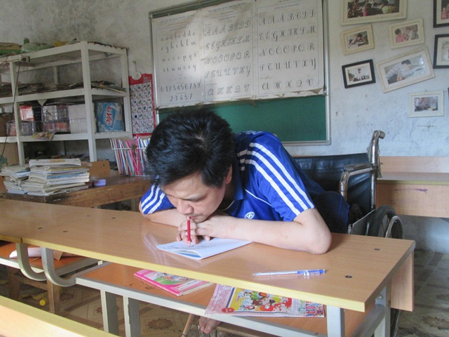 Chuyện cưới vợ của người thầy viết chữ bằng miệng - 2