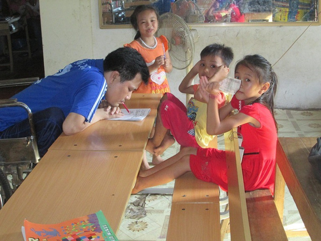 Chuyện cưới vợ của người thầy viết chữ bằng miệng - 1