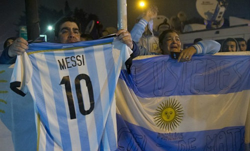 Trăm nghìn fan Argentina diễu hành xin Messi ở lại - 6