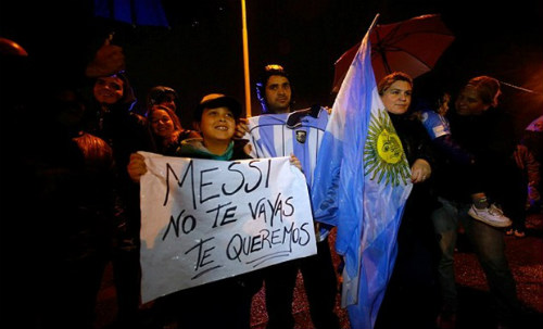 Trăm nghìn fan Argentina diễu hành xin Messi ở lại - 10