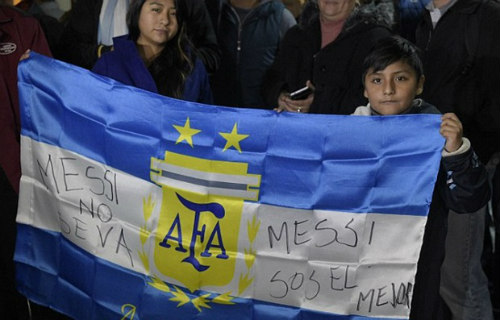 Trăm nghìn fan Argentina diễu hành xin Messi ở lại - 11