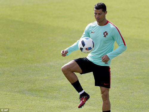 Trước tứ kết Euro 2016: CR7 chơi tennis "bằng chân" - 3