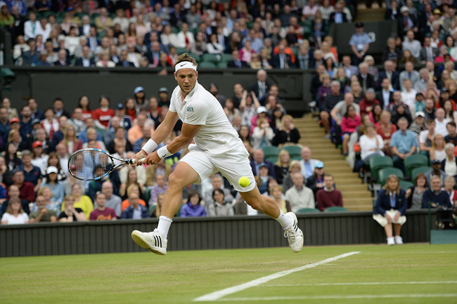 Có vẻ như bị ngợp trước khán giả và đối thủ quá lớn Federer, Willis để thua trắng 0-6 trong set 1.
