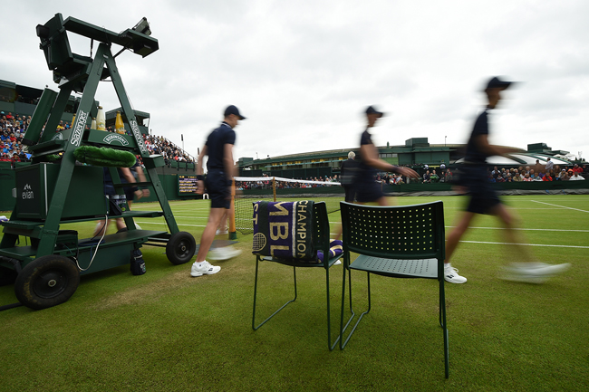 Các cậu bé với những bước chân "vô hình" trên thảm cỏ Wimbledon.
