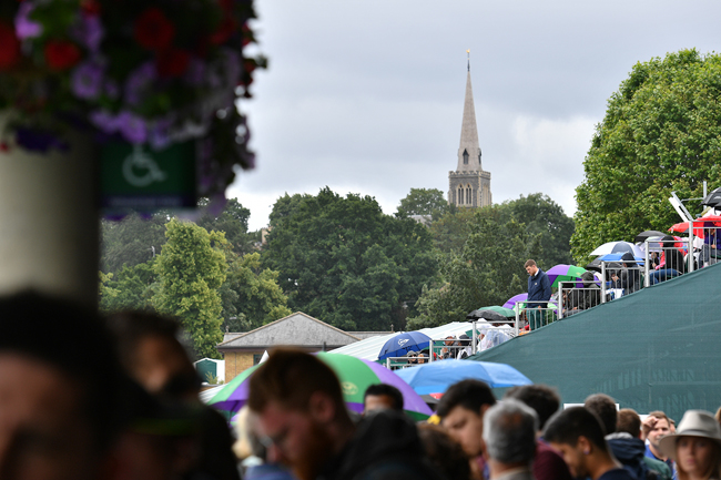 Ngày hôm qua ở London có mưa lớn, do đó những chiếc ô là vật dụng bất ly thân với các khán giả.
