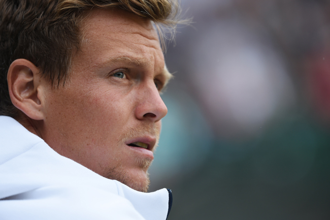 Tomas Berdych "thả" ánh mắt xa xăm.
