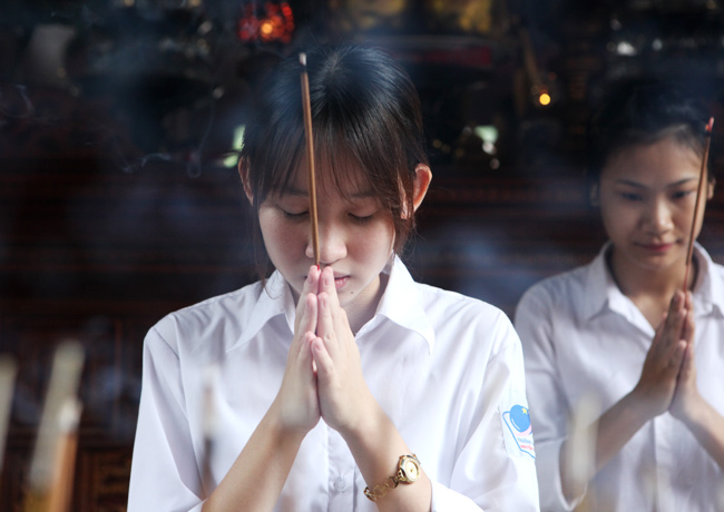 Sĩ tử về Văn Miếu cầu may trước kỳ thi THPT quốc gia - 7