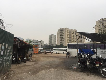 Hà Nội cưỡng chế “bãi xe lậu”, lấy đất xây gara cao tầng - 1
