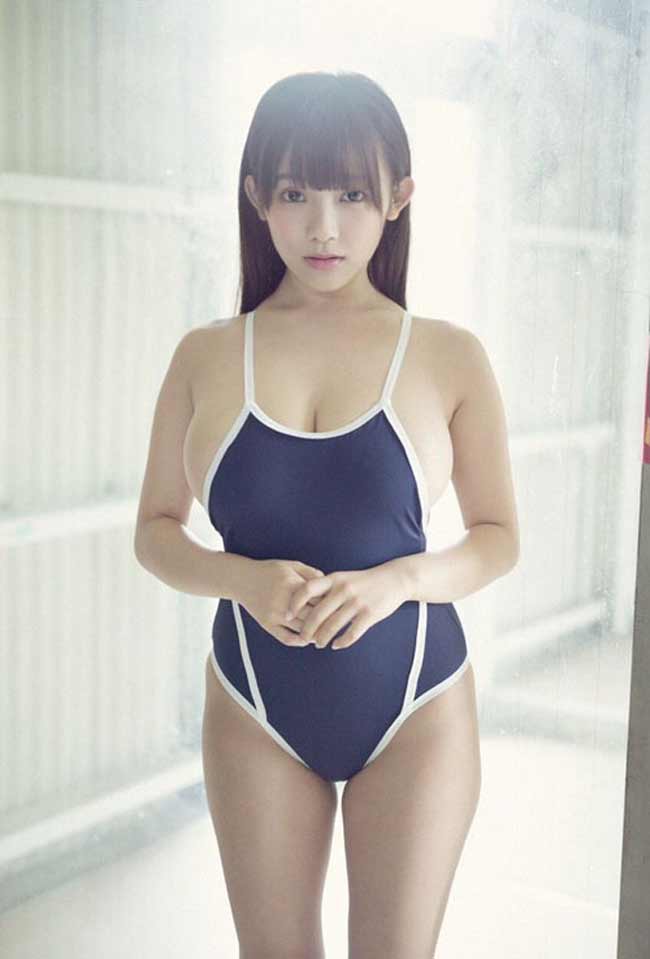 Người mẫu Nhật Bản Jun Amami có vòng 1 cỡ I dù chỉ cao 1m48.