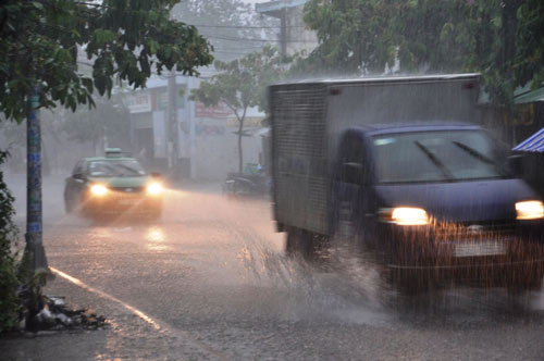 Sài Gòn mưa như trút nước, gió giật mạnh giữa mùa khô - 1
