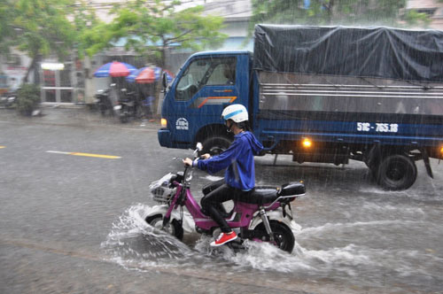 Sài Gòn mưa như trút nước, gió giật mạnh giữa mùa khô - 5